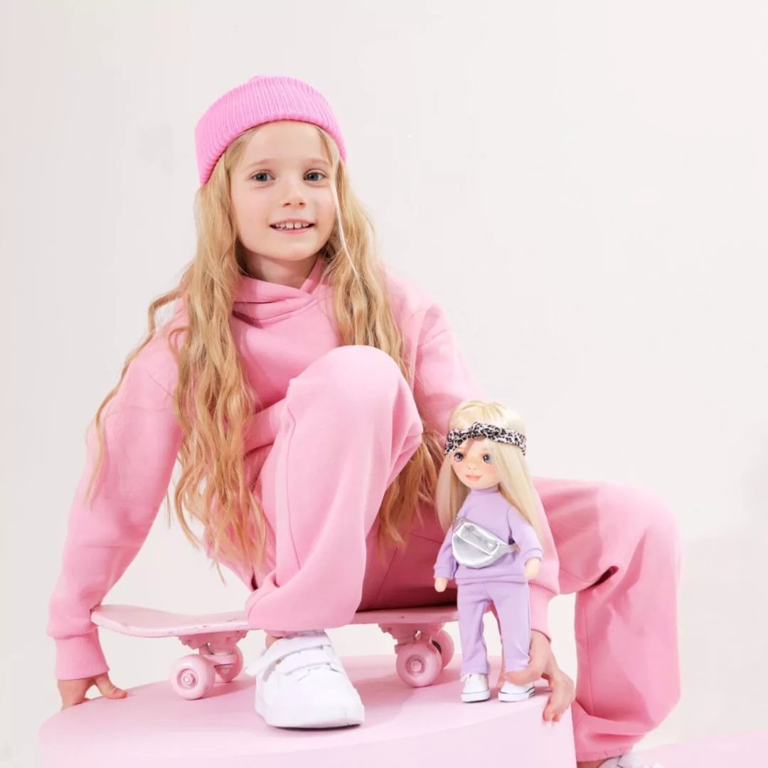 Мека кукла Миа Sweet Sisters с лилав спортен екип в игра с дете и скейтборд