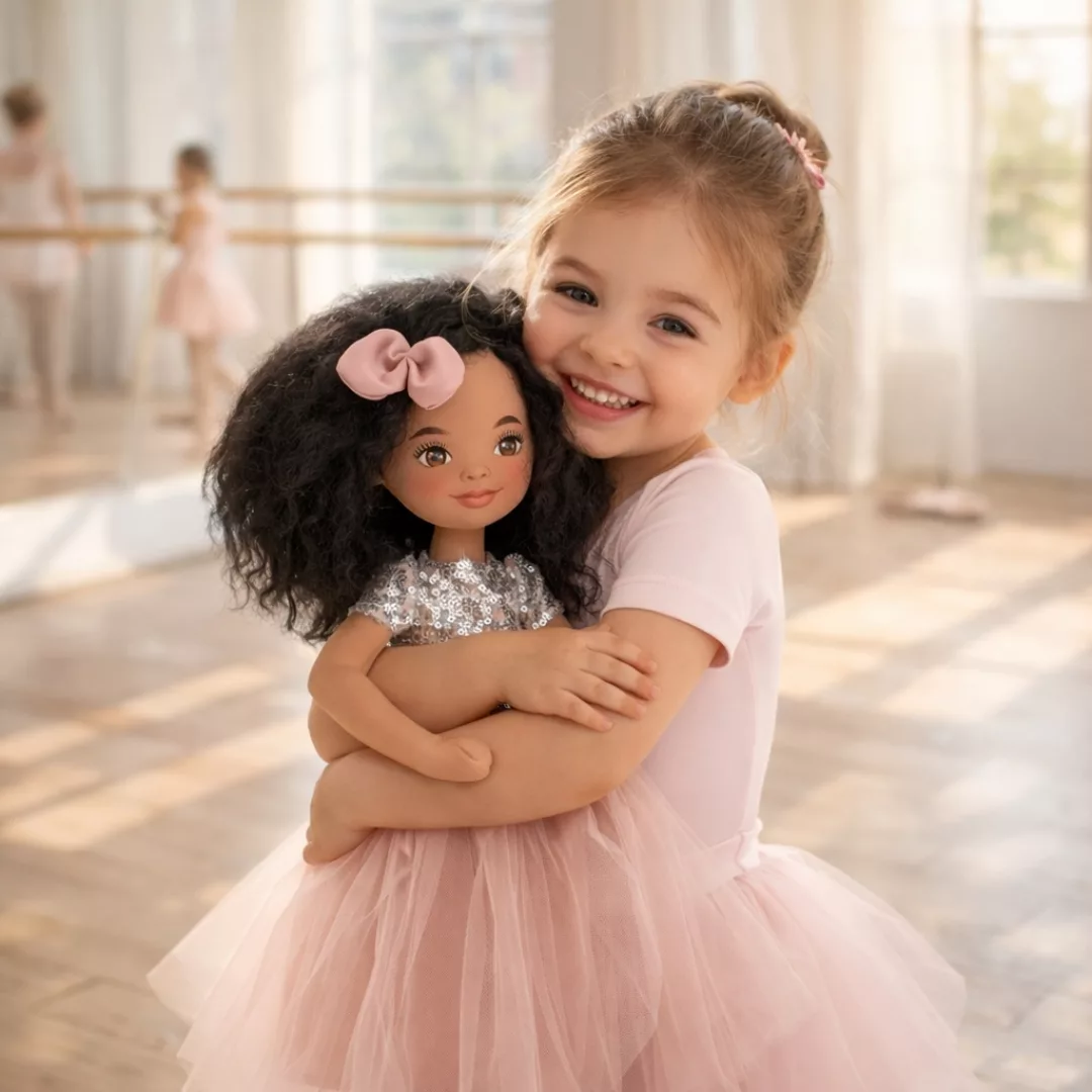 Мека кукла Тина Sweet Sisters в розова рокля с пайети в игра с дете