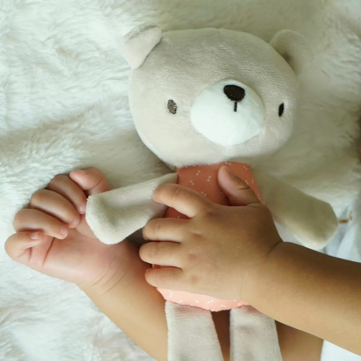 Плюшени и меки играчки за вашето бебе зелено плюшено зайче от мек текстил