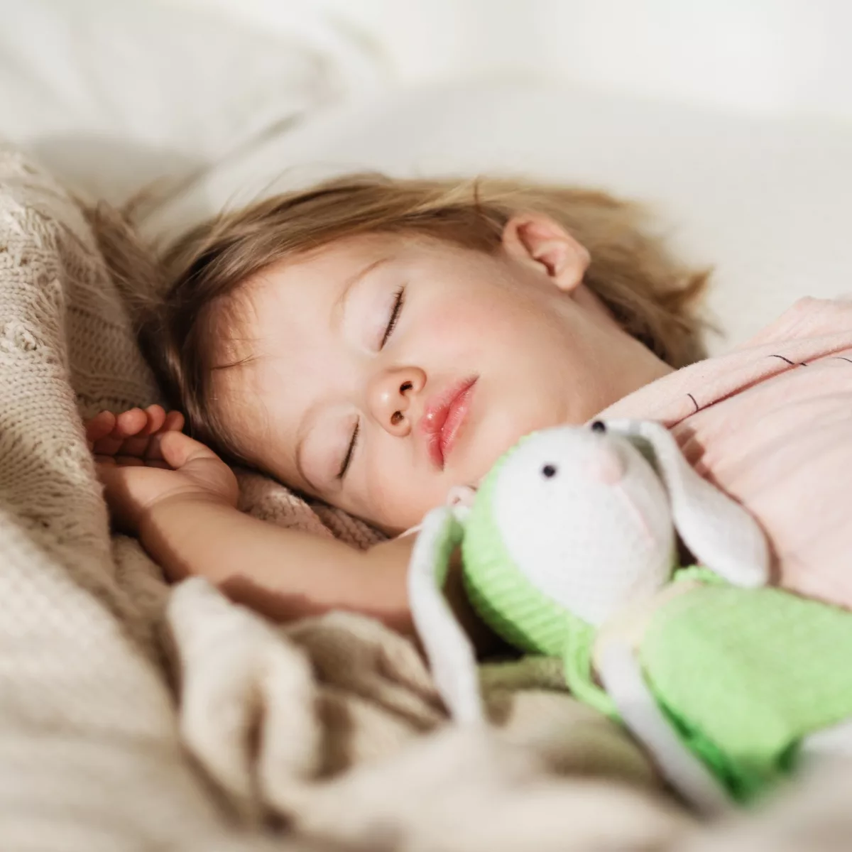 Плюшени и меки играчки за вашето бебе кафяво плюшено мече от мек текстил