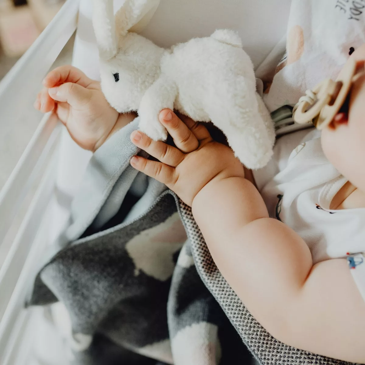 Плюшени и меки играчки за вашето бебе сиво слонче плетен памучен текстил