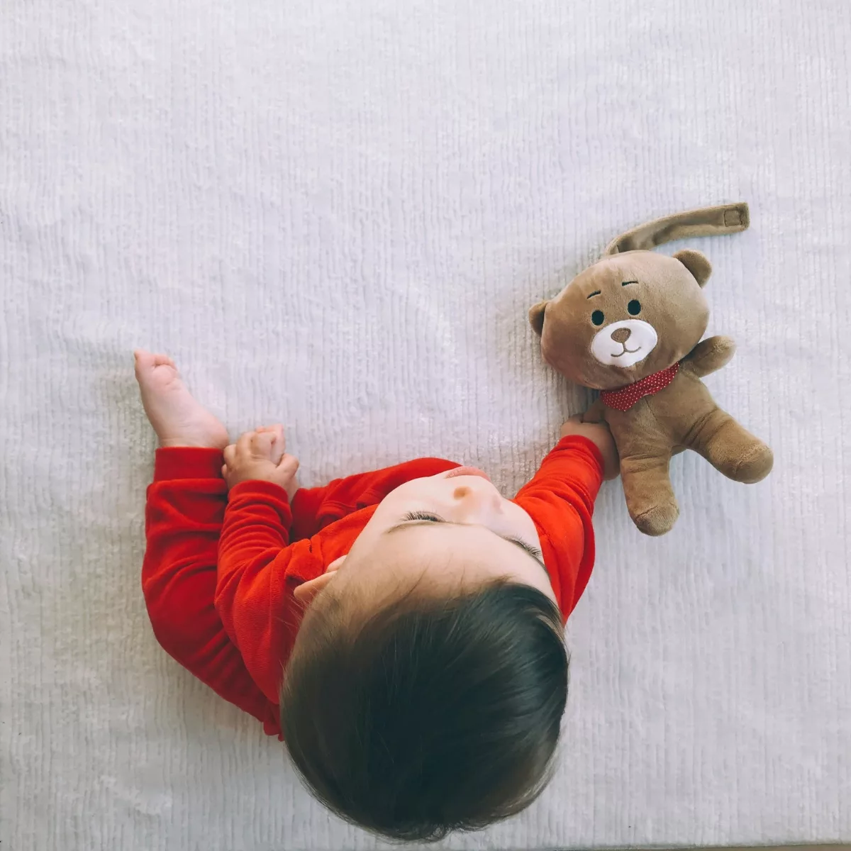 Плюшени и меки играчки за вашето бебе жълто плюшено мече от мек текстил