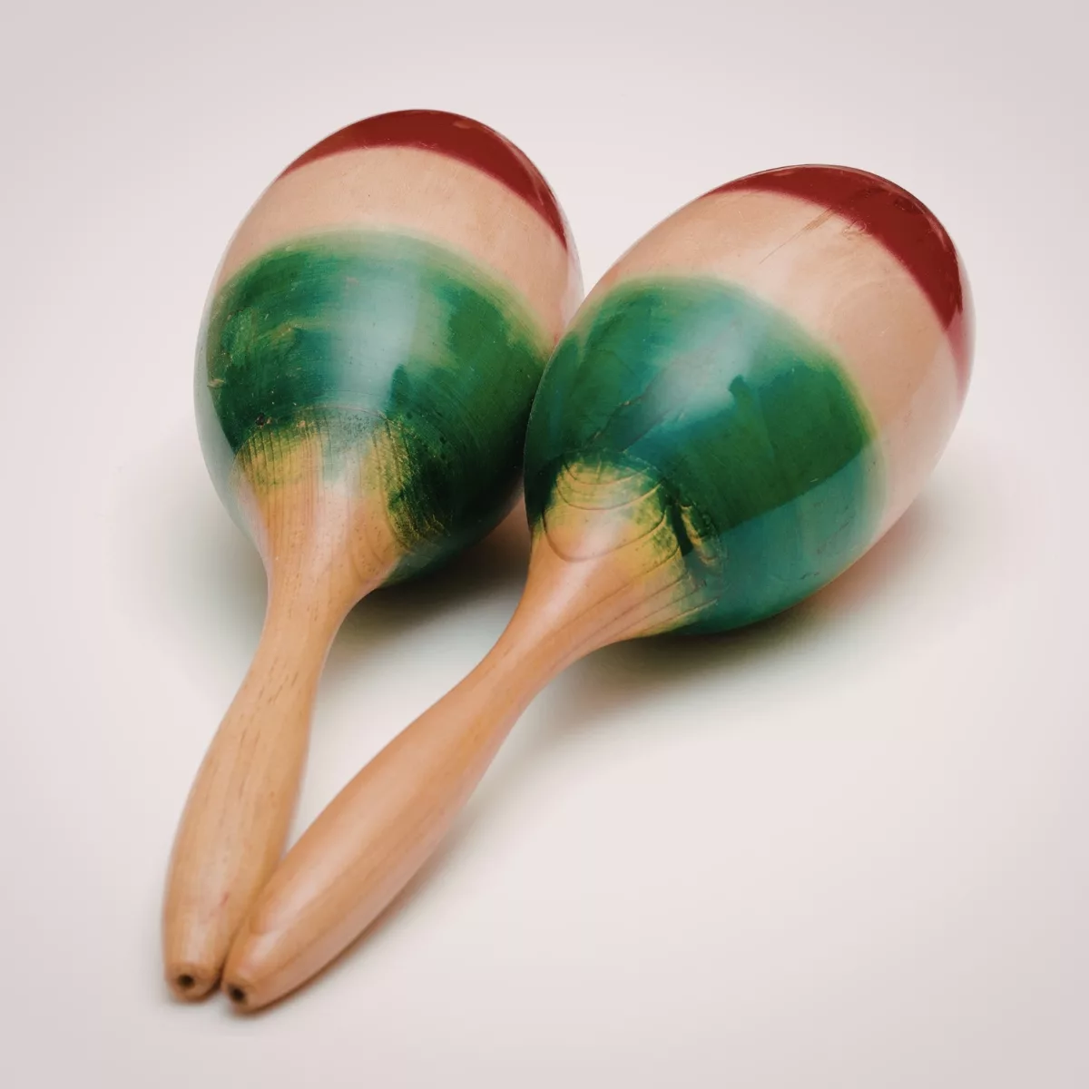 Музикални и занимателни бебешки играчки – дървени маракаси за бебета