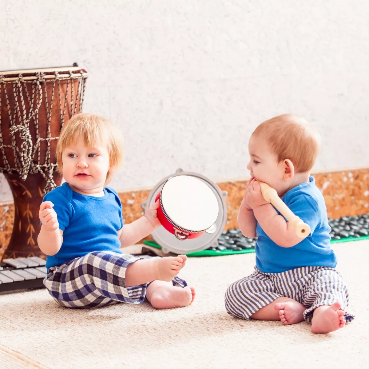 Музикални и занимателни бебешки играчки – бебета свирят на барабан и духова играчка