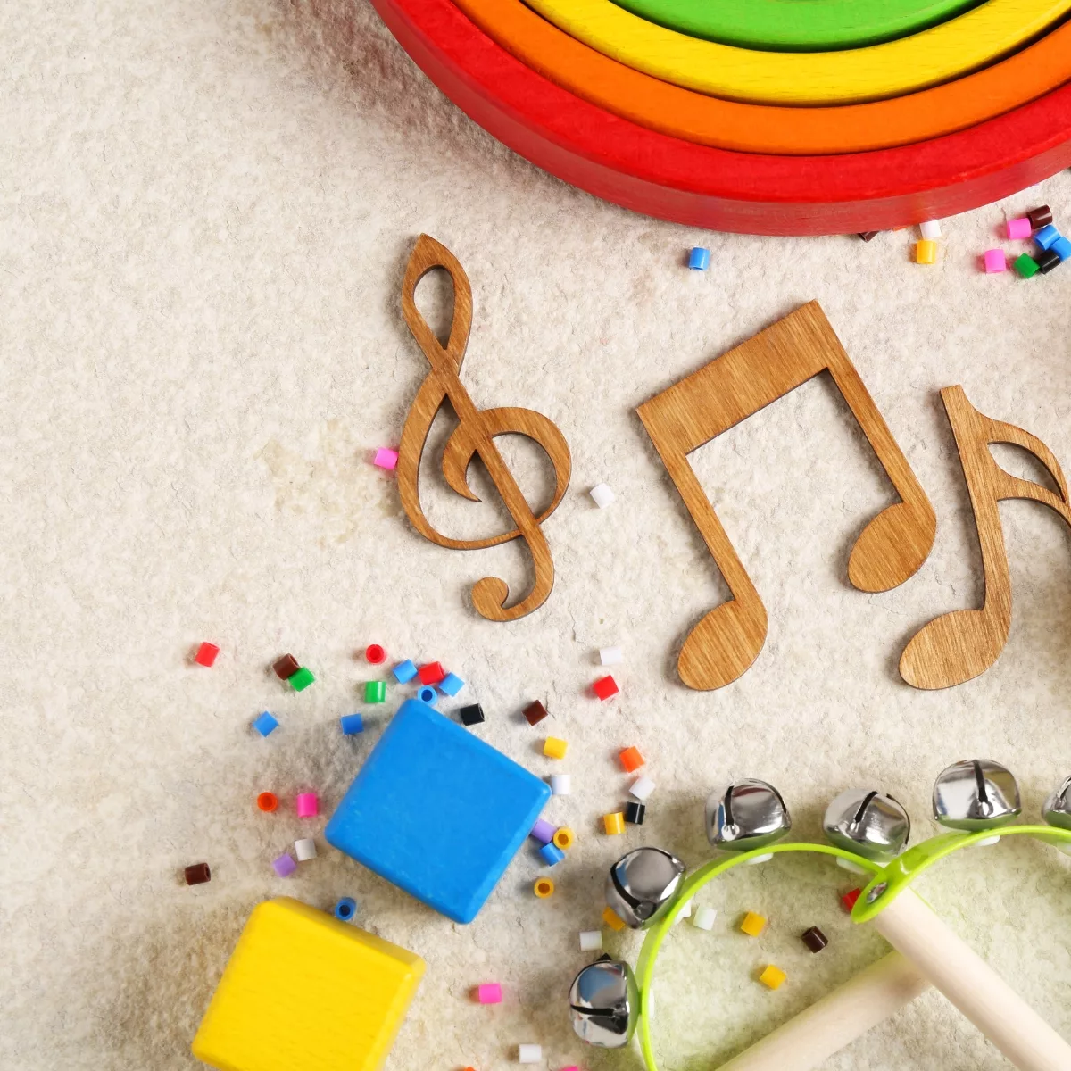 Дървени музикални елементи и играчки с ноти и звънчета за бебешко развитие