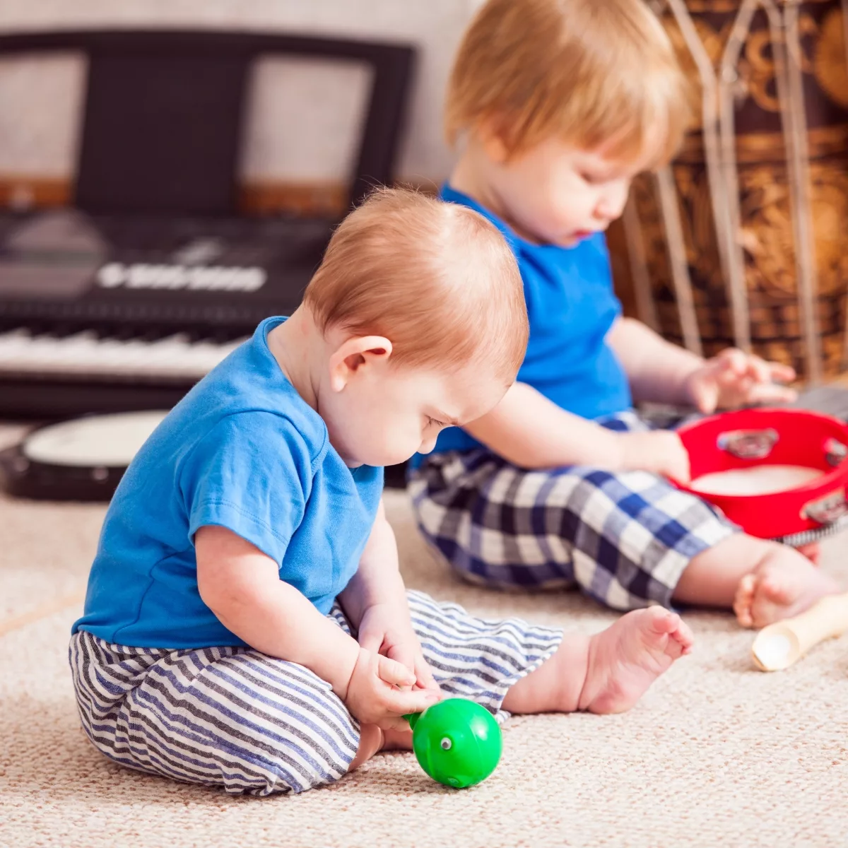 Музикални и занимателни бебешки играчки – дете свири на дървен ксилофон