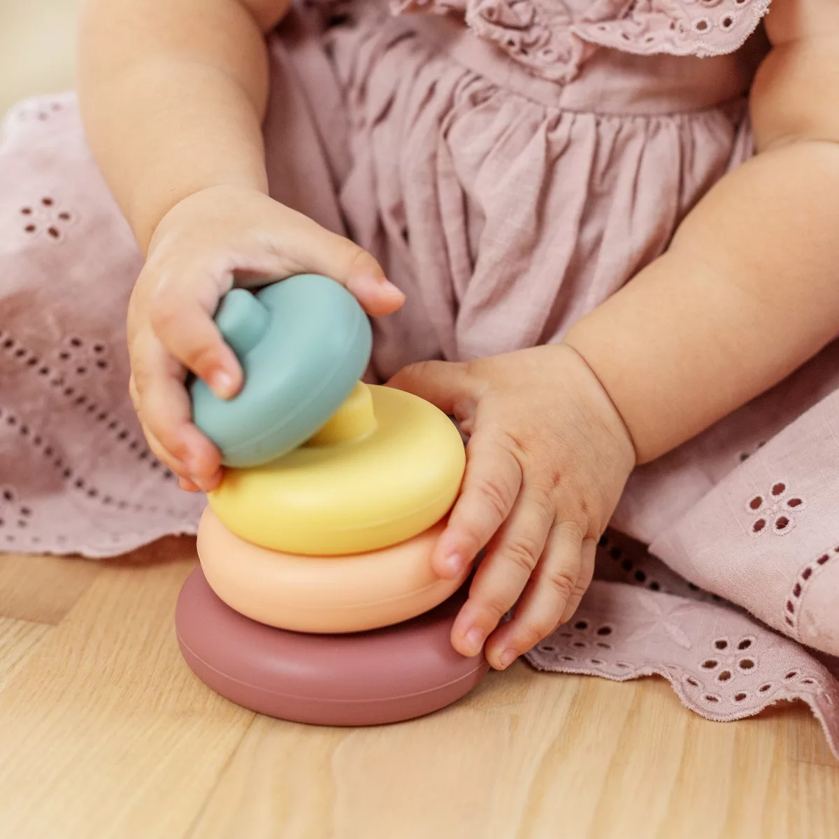 Мека Монтесори играчка за подреждане на цветни форми за бебета