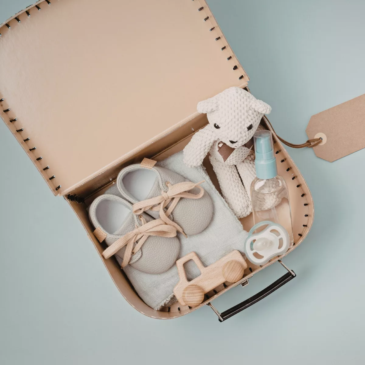 Мека бебешка плюшена играчка зайче в бежов цвят от текстил за бебета