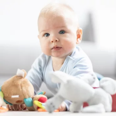 Меки и плюшени играчки за бебета – бебе играе с плюшени играчки