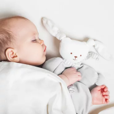 Меки и плюшени играчки за бебета – бебе спи с плюшено зайче