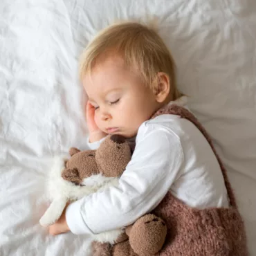 Меки и плюшени играчки за бебета – дете спи с плюшено мече