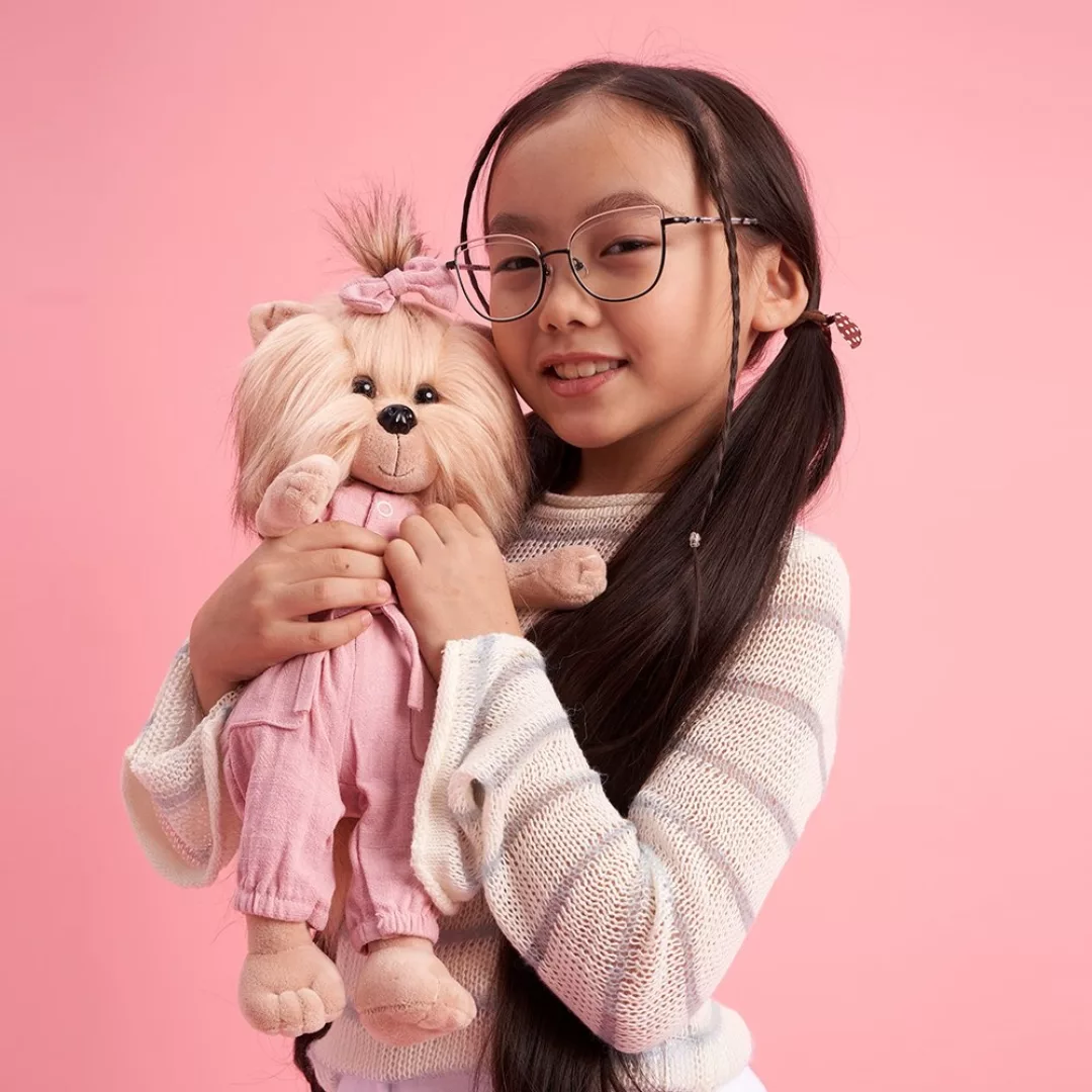 Дете прегръща плюшено кученце Лъки Йойо в розово Lucky Doggy Orange Toys