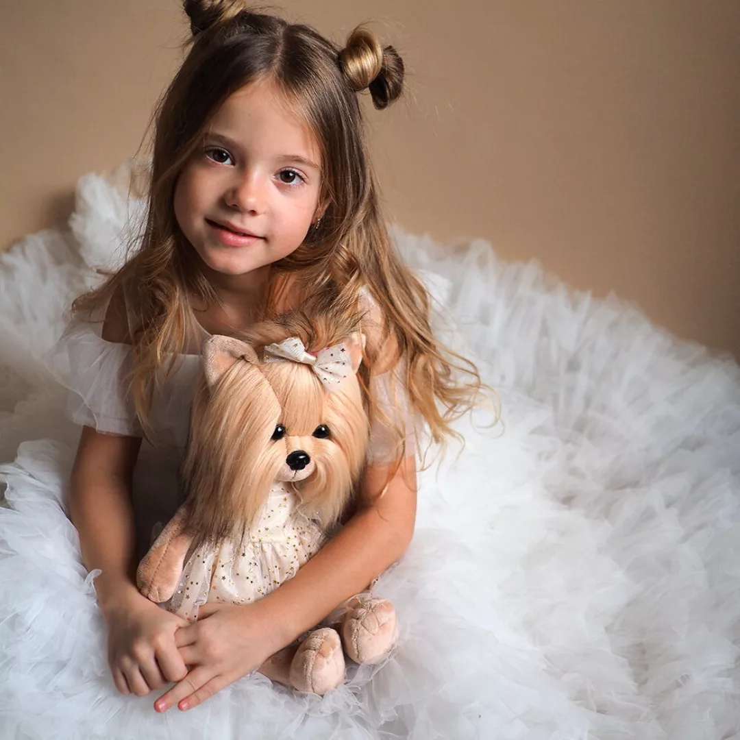 Дете държи плюшено кученце Йойо Звезден блясък Lucky Doggy Orange Toys