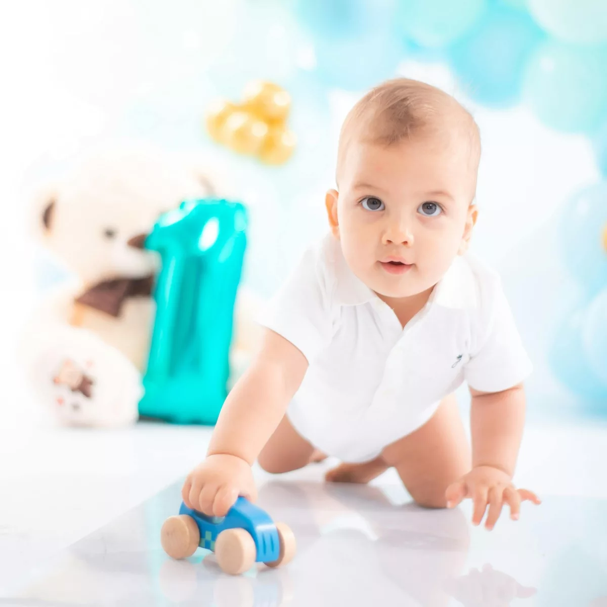 Бебе играе с малка дървена количка развиваща играчка за пълзящи бебета