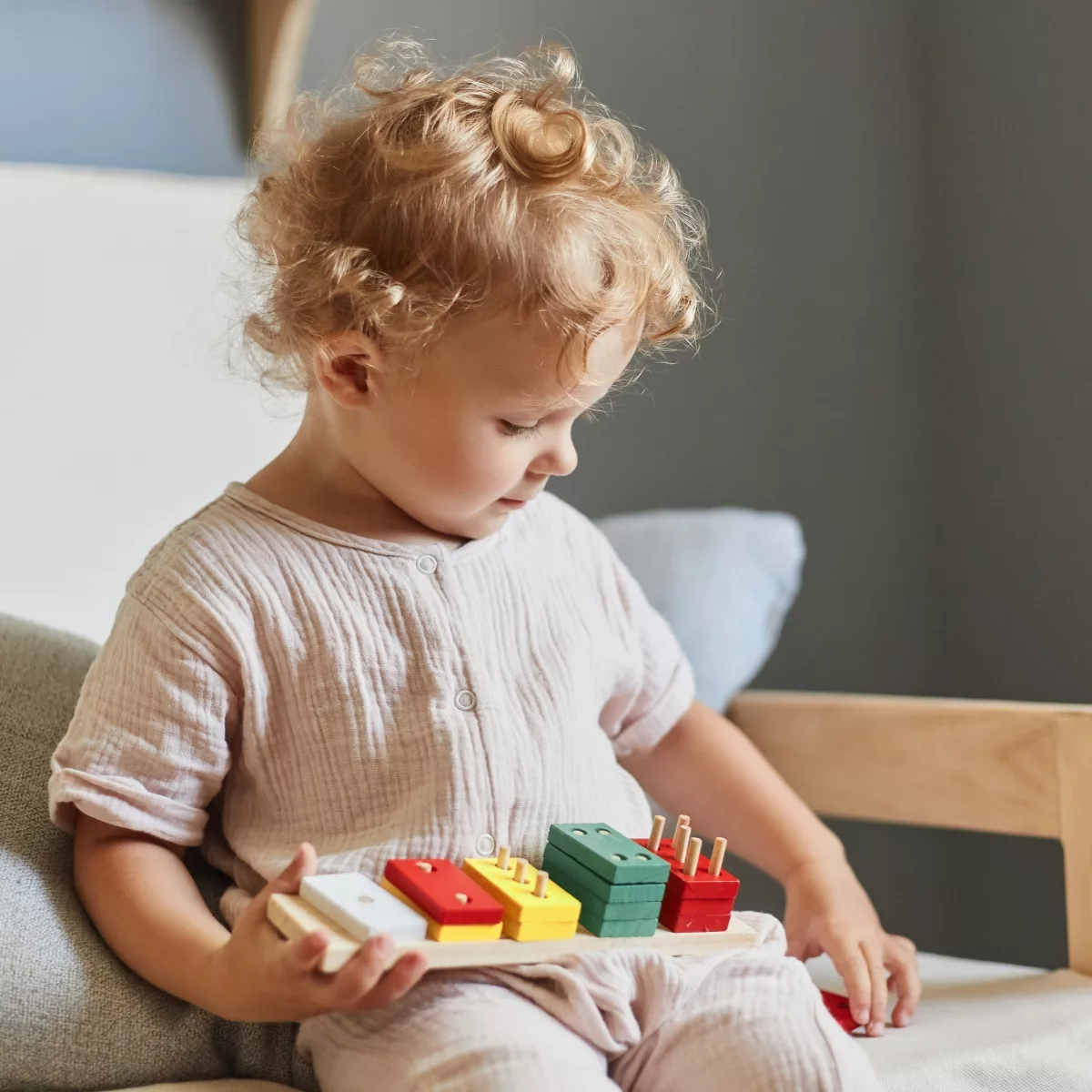 Дървен сортер с цветни блокчета и колчета за развитие на моториката при бебета 12+ месеца