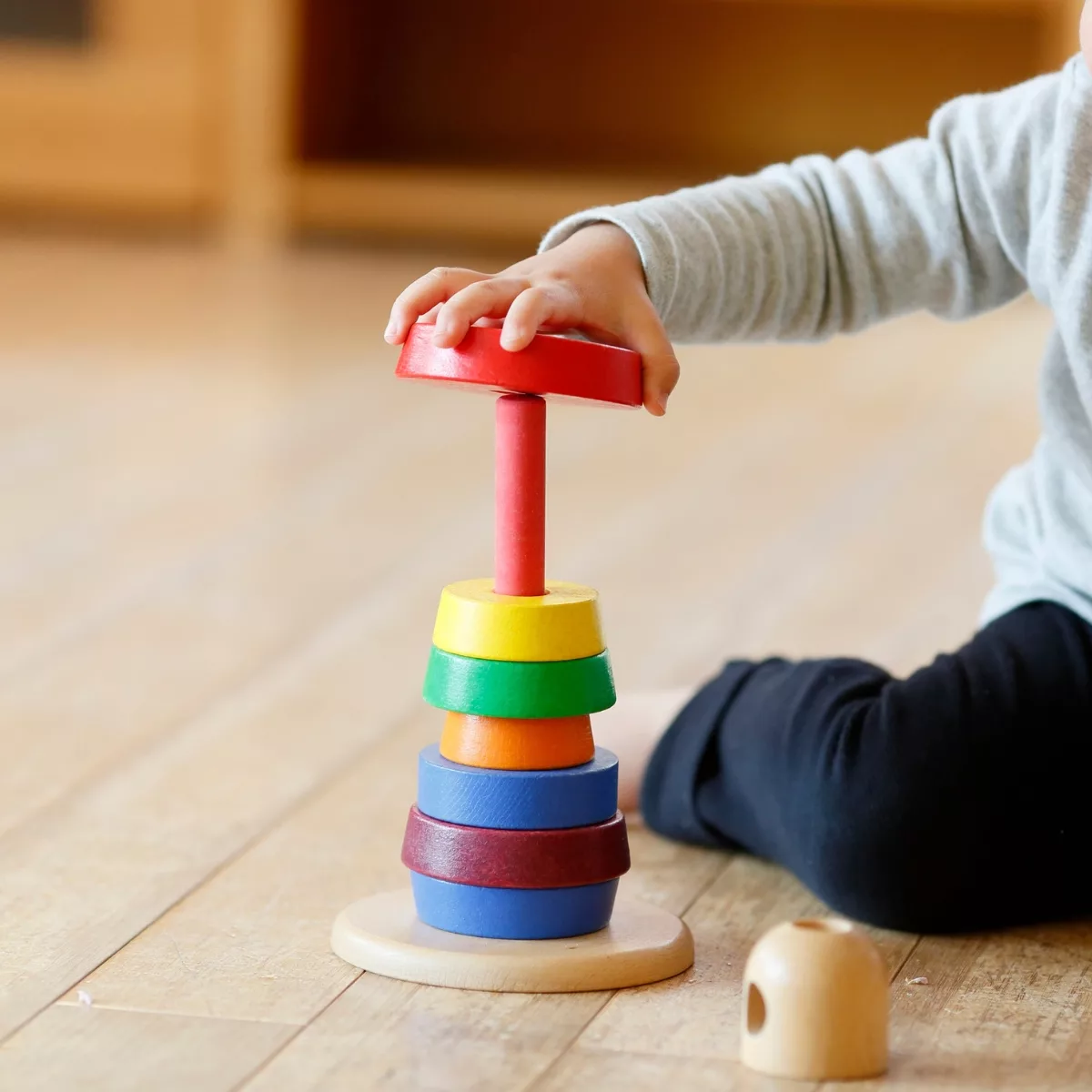 Дървени рингове за подреждане в цветни пръстени за бебета 12+ месеца