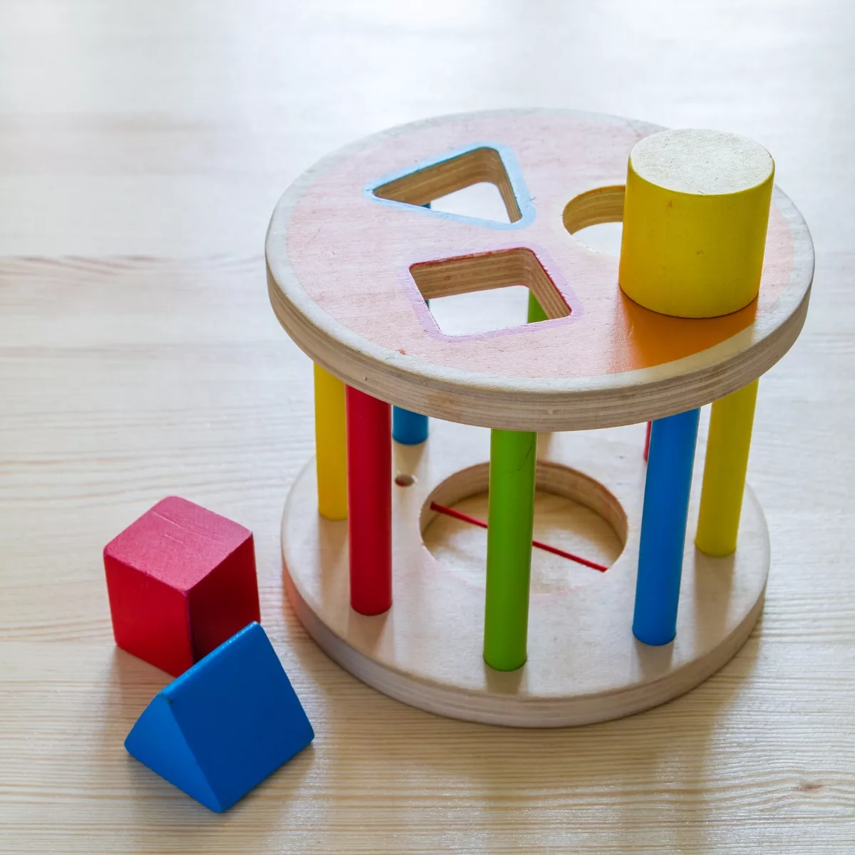 Дървен сортер цилиндър с геометрични форми за развитие на бебета 12+ месеца