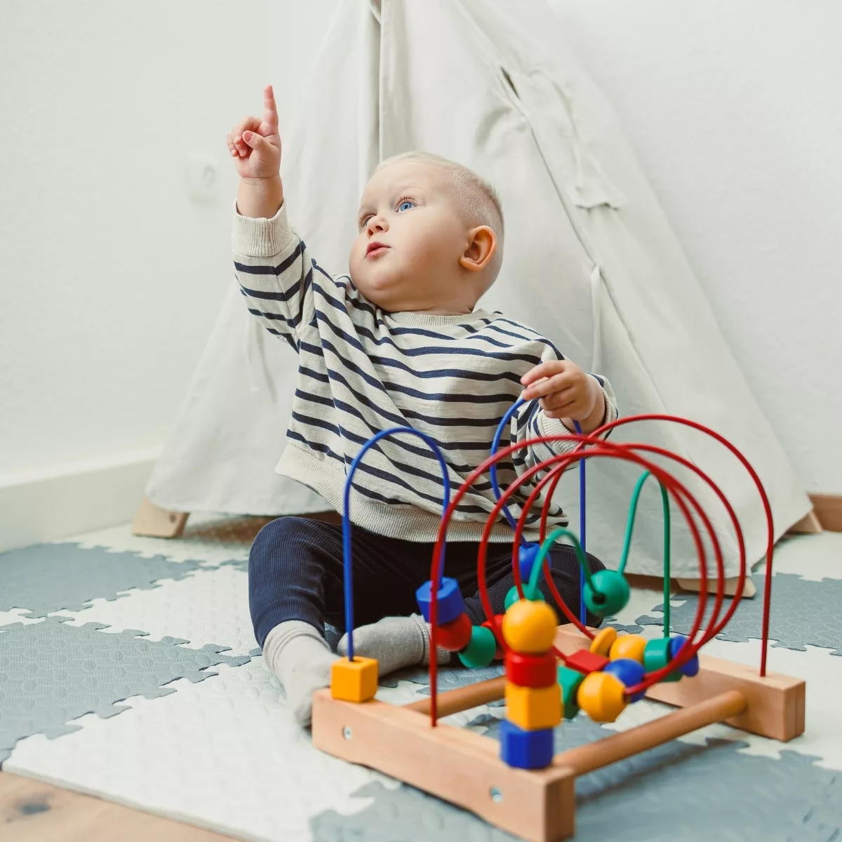 Дървен лабиринт с цветни топчета за развитие на моториката при бебета