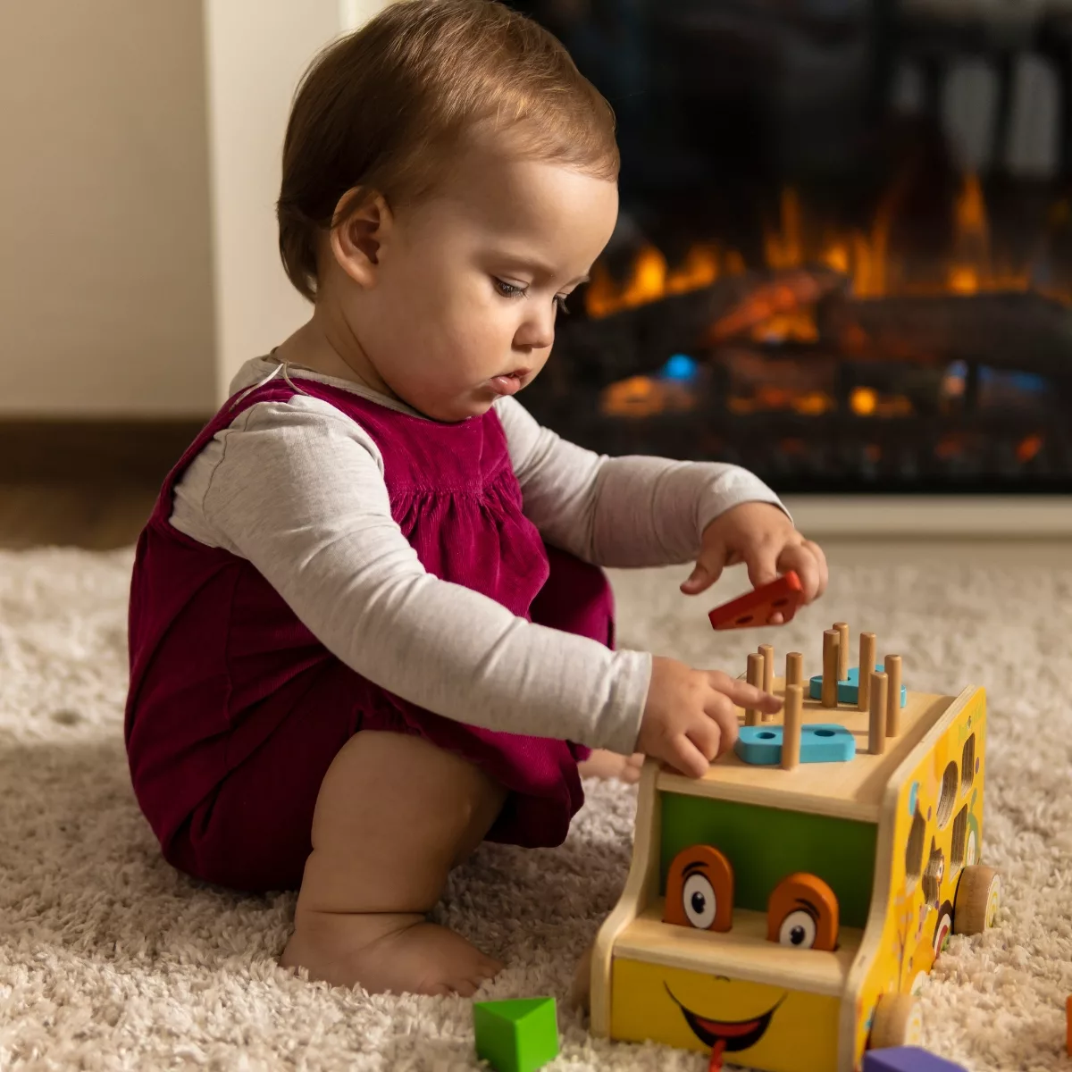 Дървен сортер камион с форми и колчета за игра и развитие на бебета 12+ месеца