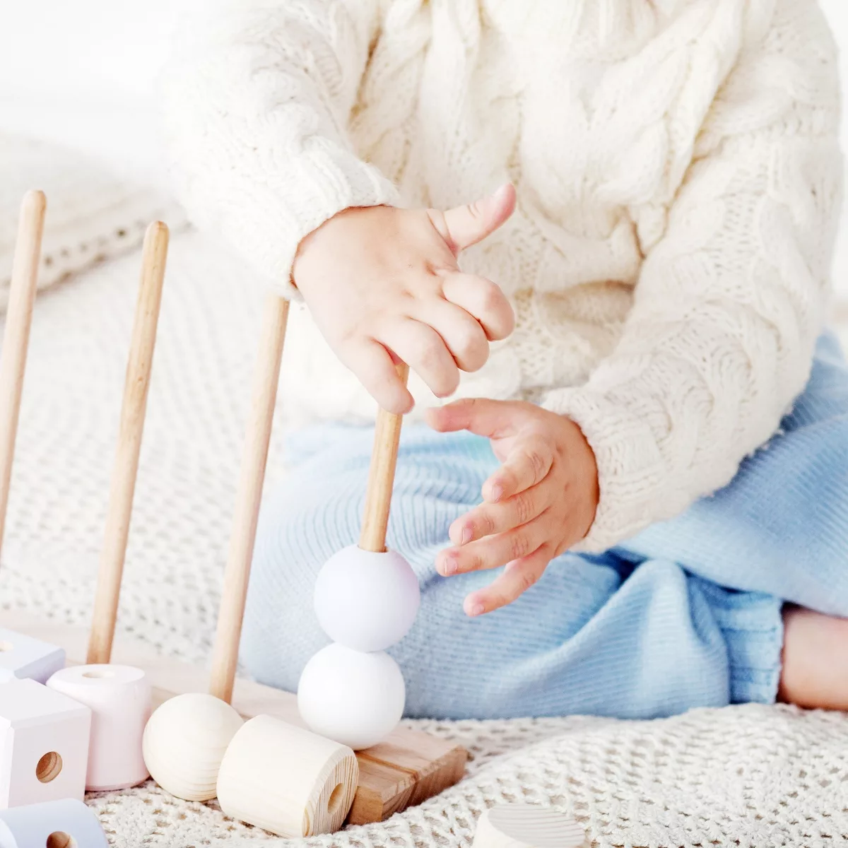 Дървена играчка за нанизване с топчета и колчета в пастелни цветове за бебета