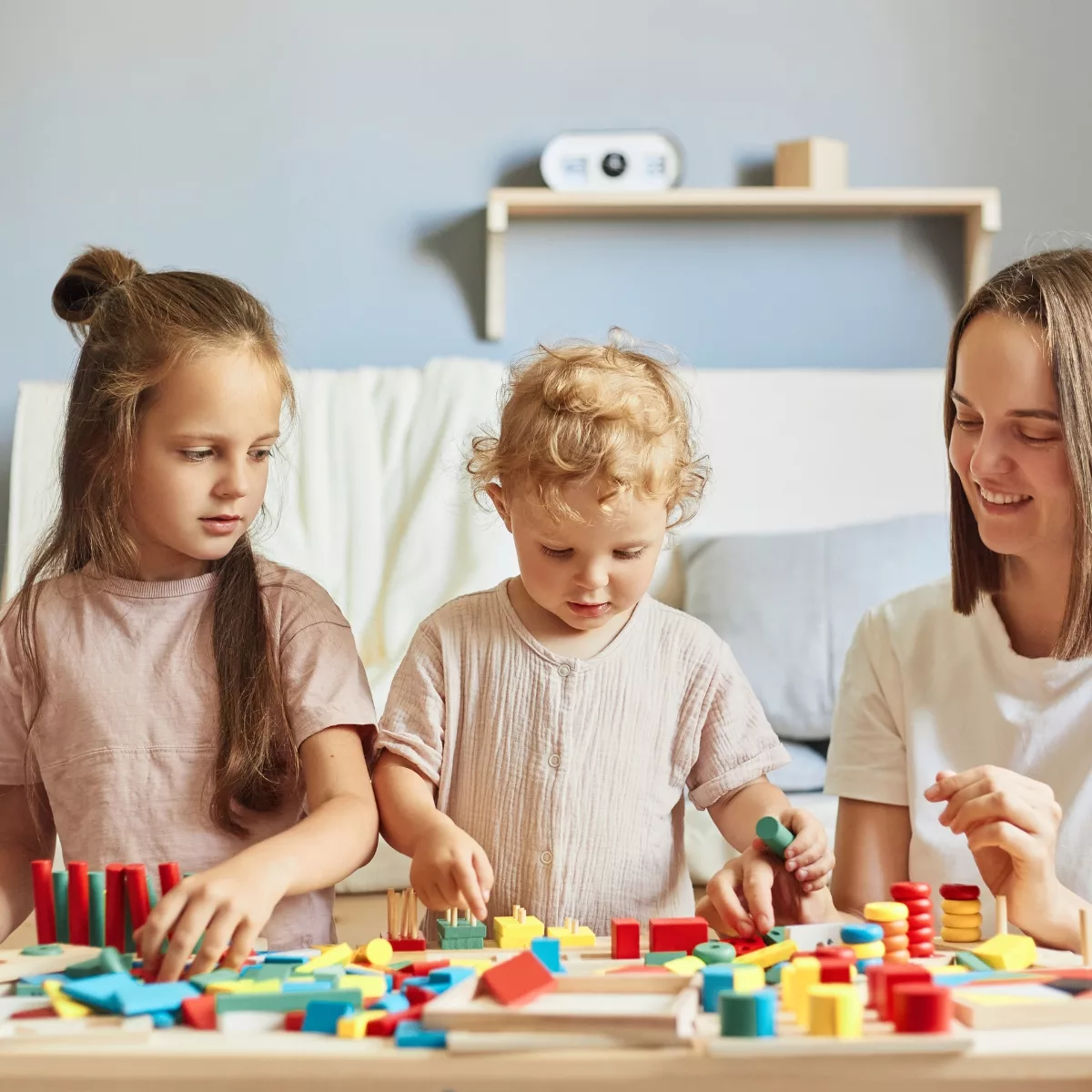 Дървен сортер и образователни блокчета за игра и развитие на деца над 12 месеца