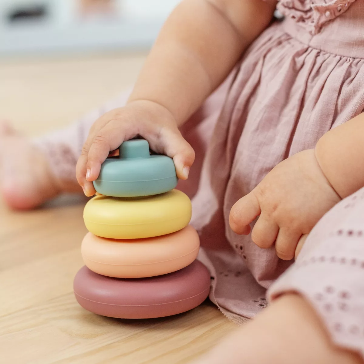 Рингове за бебета пастелни цветове от безопасен силикон за подреждане и развитие