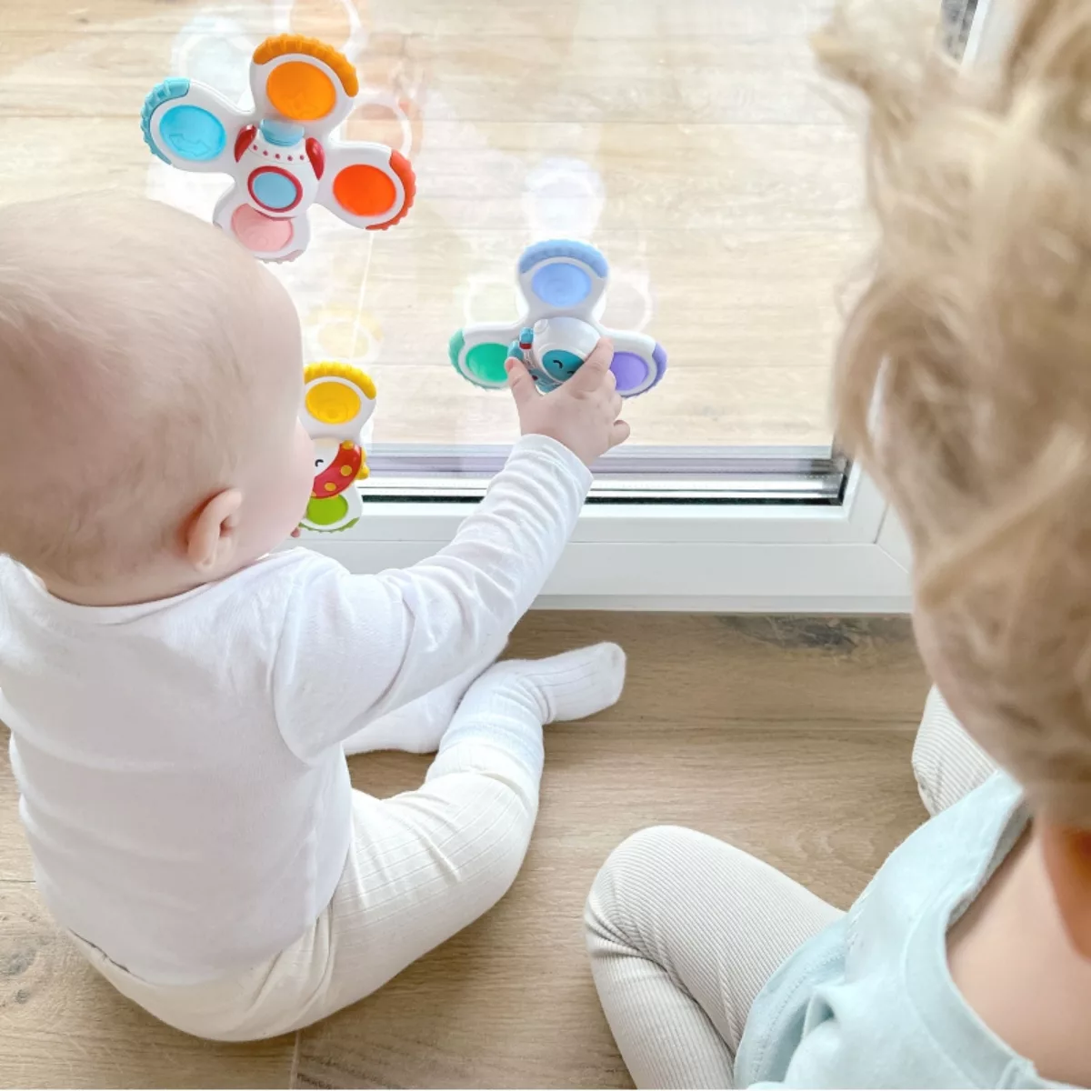 Сензорна играчка спинър с вендуза и цветни елементи за бебета 6+ месеца