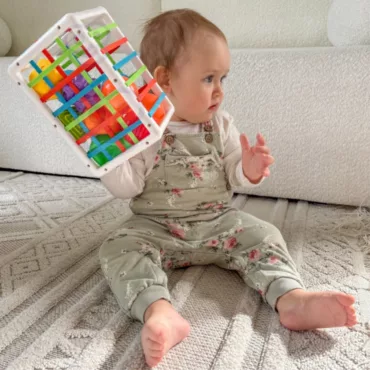 Сензорна кутия с ластици и цветни форми за развитие на бебета 6+ месеца