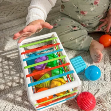 Сензорна играчка кутия с топки и форми за развитие на моториката при бебета