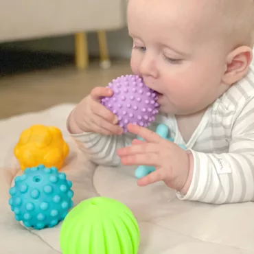 Сензорни топки с различни текстури и ярки цветове за бебета над 6 месеца