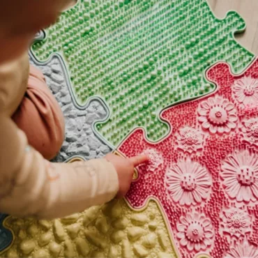 Сензорни релефни плочки с цветя и текстури за масаж на детски стъпала