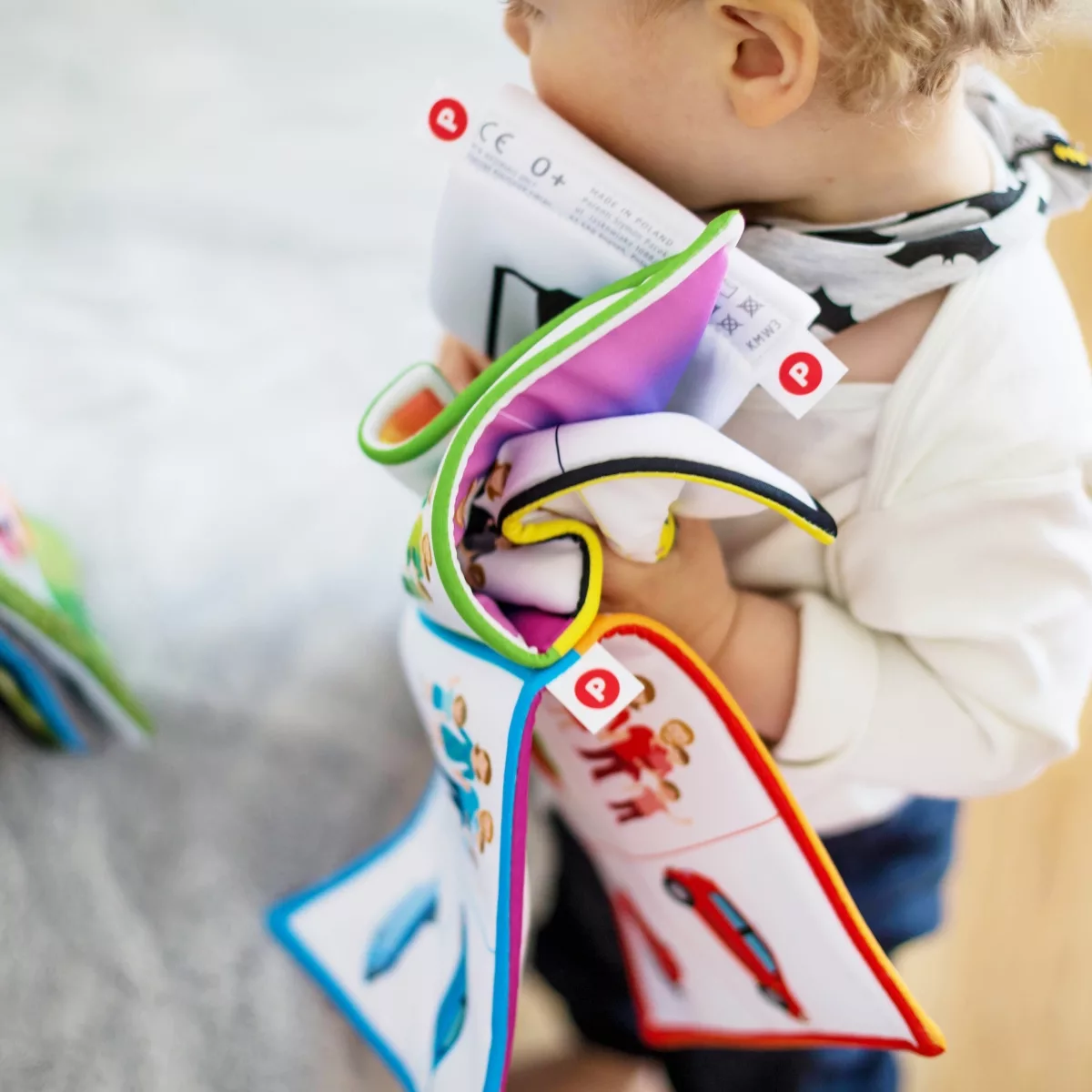 Бебе играе със сензорна дървена играчка с рингове за развитие на моториката