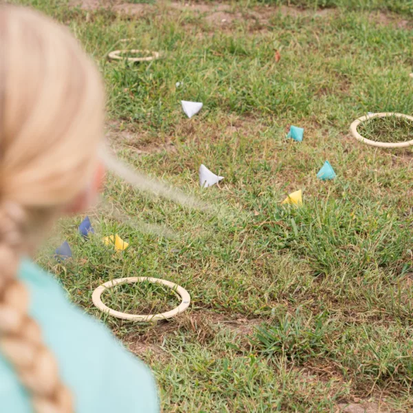 Стратегическа игра за хвърляне Trigo с дървени рингове върху трева