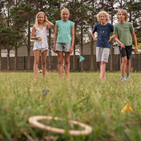 Стратегическа игра за хвърляне Trigo с деца и дървени рингове навън