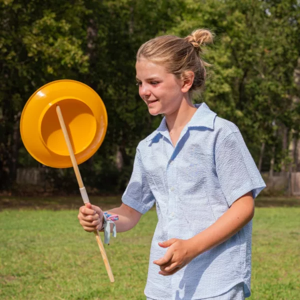 Въртяща се чиния за баланс жълта с дървена пръчка за игра 8+