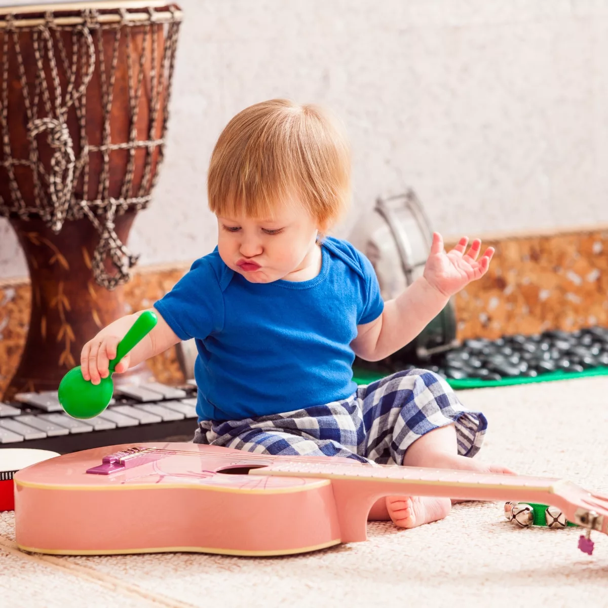 Занимателни и музикални бебешки играчки – бебе свири на детска китара