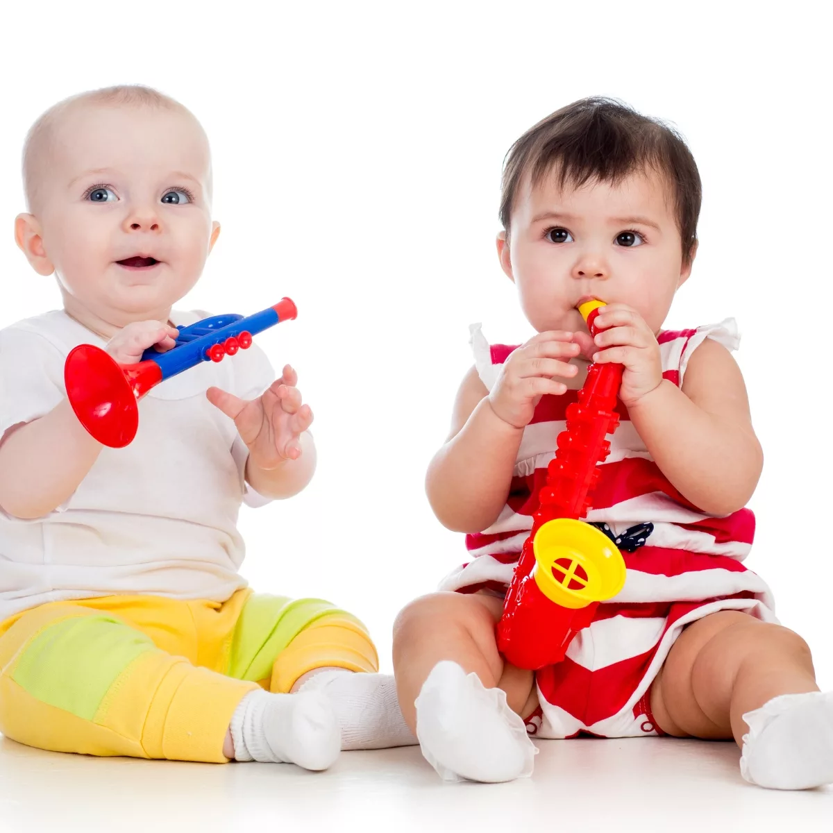 Занимателни и музикални бебешки играчки – бебета свирят на музикални инструменти