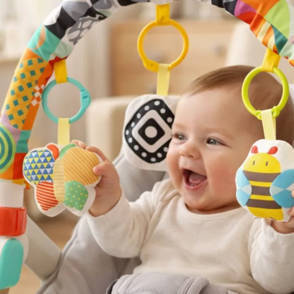 Бебешка арка с меки играчки пеперуда и пчела за координация и игра 0+