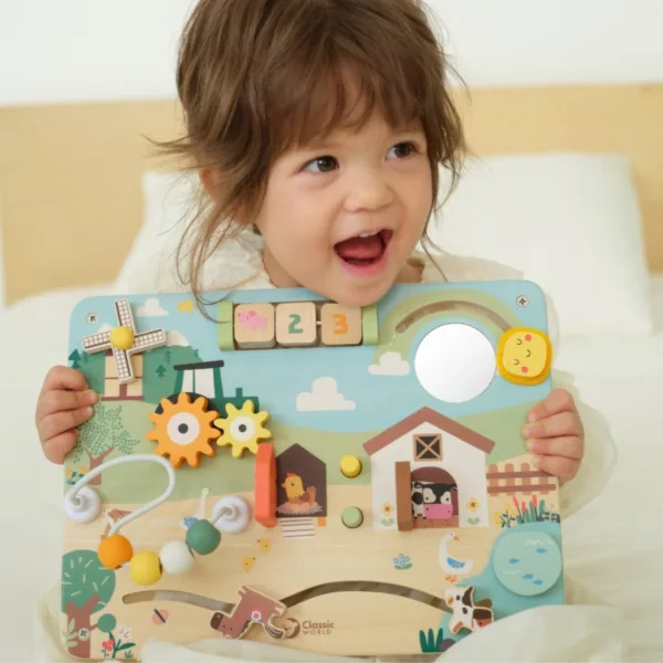 Дете играе с дървен бизиборд ферма образователна дъска цветна дърво 12м+