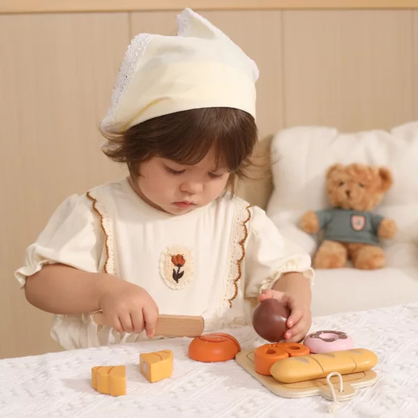 Дете играе с дървен комплект за закуска PolarB и реже храна