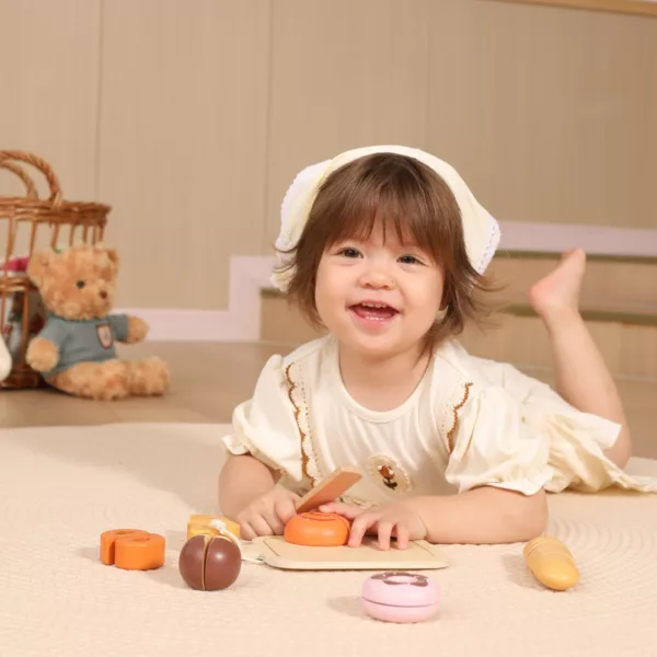 Щастливо дете играе с дървен комплект за закуска PolarB с нож и дъска
