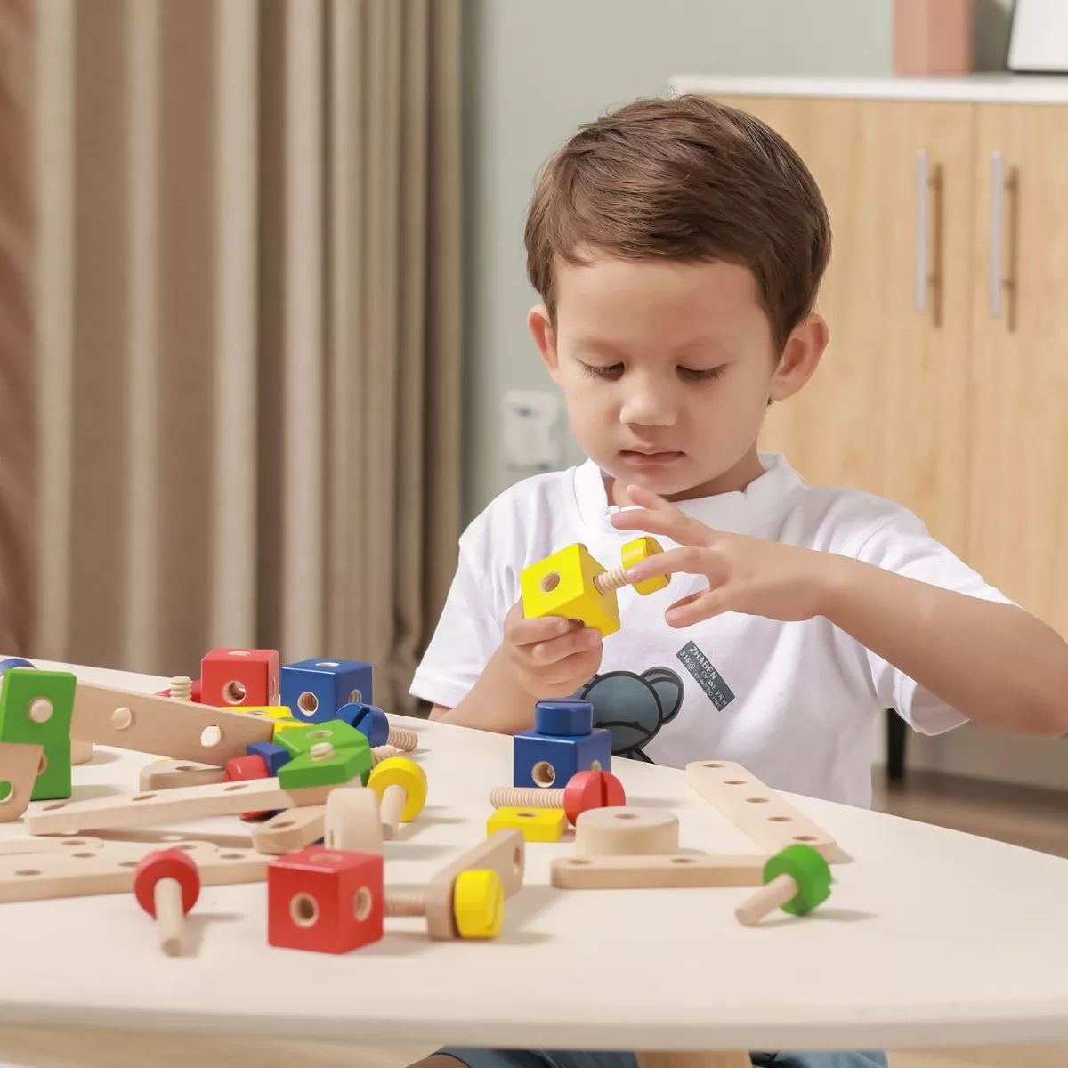 Дете играе с дървен конструктор с гайки Viga Toys, образователна игра за моторика и сглобяване, 3+