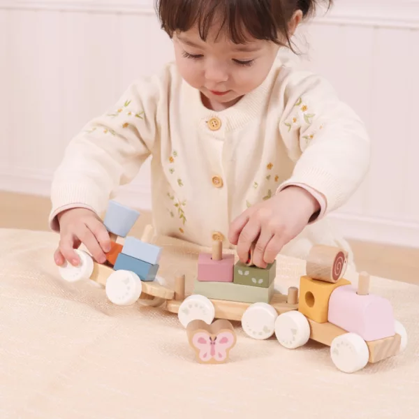Дете играе с дървен влак за нанизване с форми и животни Монтесори игра