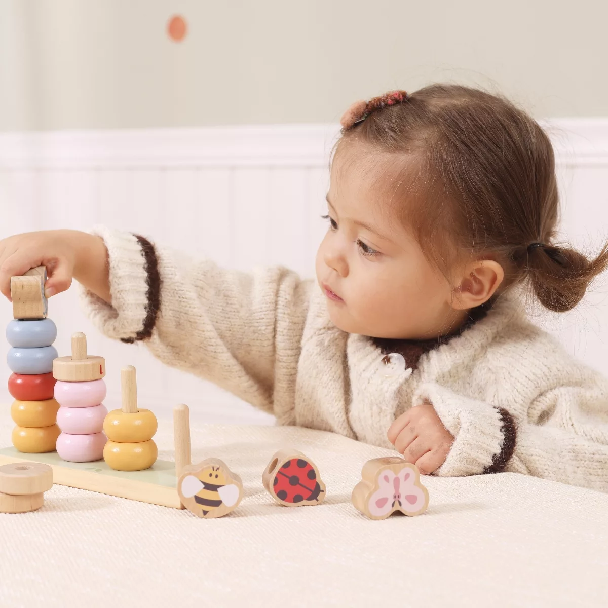 Дете подрежда дървени рингове и числа Монтесори игра за сортиране и броене