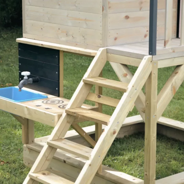 Детска дървена площадка със стълби и вградена кухня с мивка за игра на открито
