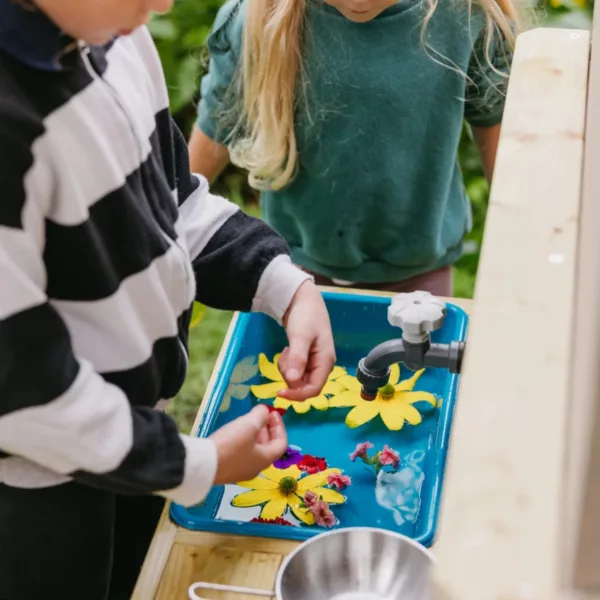 Детска дървена кухня с мивка към площадка за игра с вода и цветя за деца