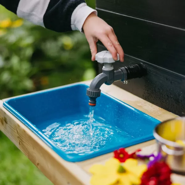 Детска кухня с кран и мивка към дървена площадка за игра с течаща вода