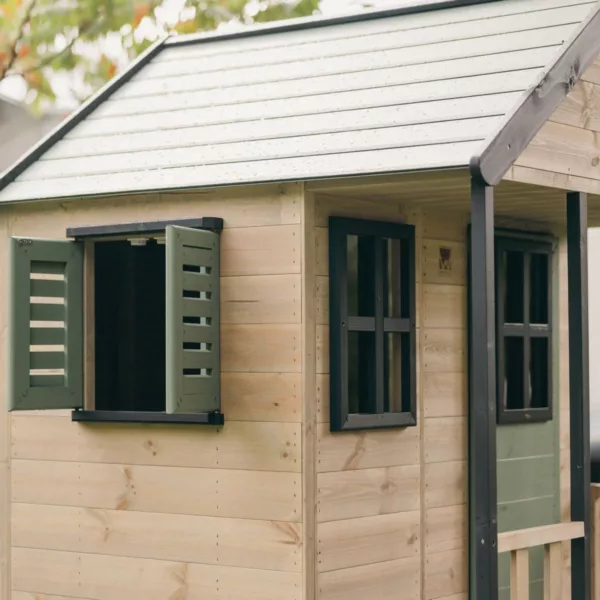 Детска дървена къща с прозорци и врата в зелен и естествен дървен цвят за дворна игра