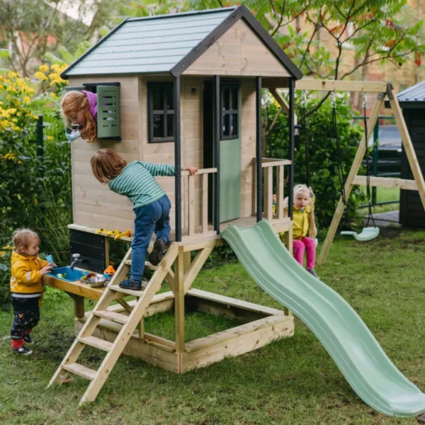 Детска дървена площадка с къщичка, пързалка и кухня за игра на открито за деца над 3 години
