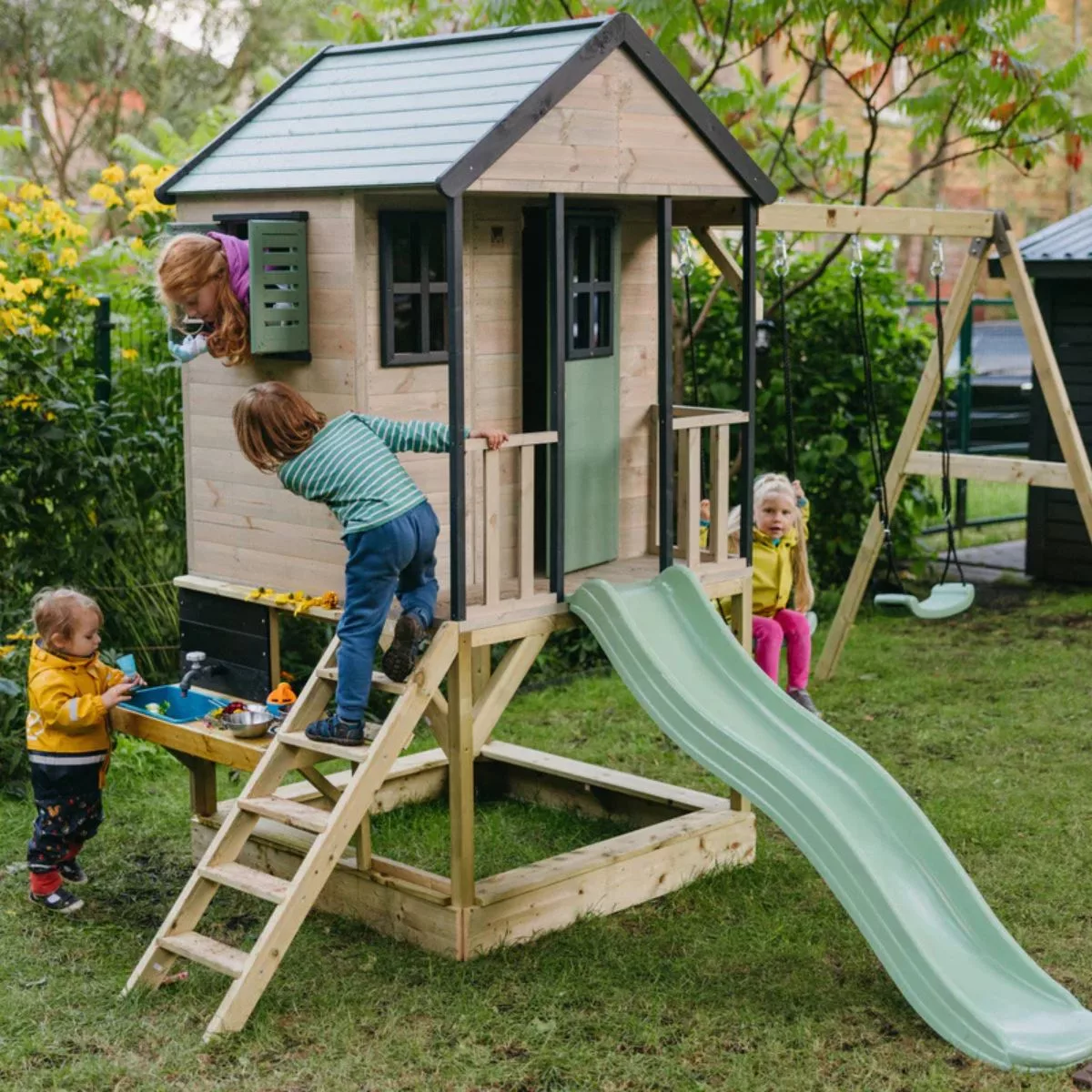 Детска дървена площадка с къщичка, пързалка и кухня за игра на открито за деца над 3 години